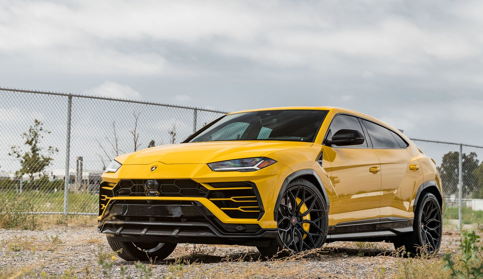 Lamborghini URUS 2019 Yellow